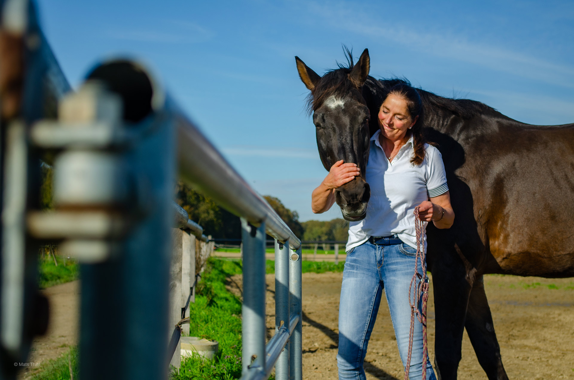 Frau nimmt Pferd in den Arm